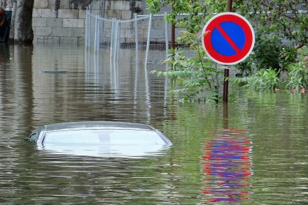 1280px-Underwater_car,_floods_in_Paris_(2)