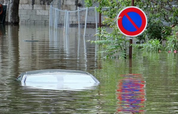 1280px-Underwater_car,_floods_in_Paris_(2)